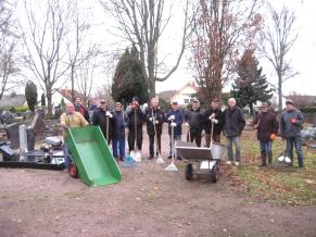 Volontäre machen Laub weg