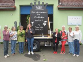 Landfrauen schmücken den Motivwagen