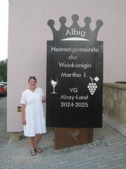 Weinkönigin Martha I. neben der Stele