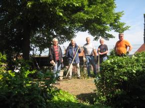 Rückschnitt der in den Wegebereich eingewachsenen Hecken