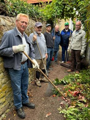 Laub wird von den Volontären gerecht