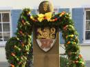 Landfrauen schmücken Albiger Osterbrunnen