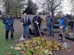 Volontäre entfernen Laub