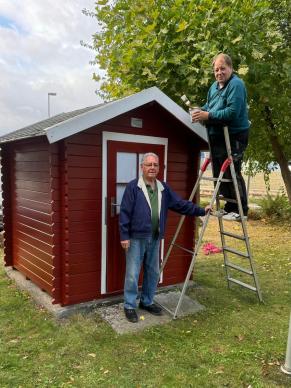 Das Holzhäuschen wird neu gestrichen