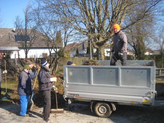 Volontäre laden den Unrat auf einen Hänger