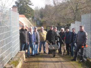 Die Volontäre bei der Pflege der Wege