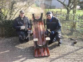 Die Ruhebank wird neu gestrichen