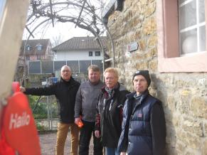 Volontäre bei der Montage der Schilder