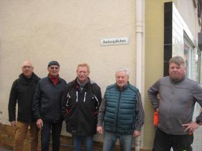 Volontäre bei der Montage der Schilder