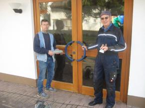 Volontäre bei den Sanierungsarbeiten der Aussegnungshalle