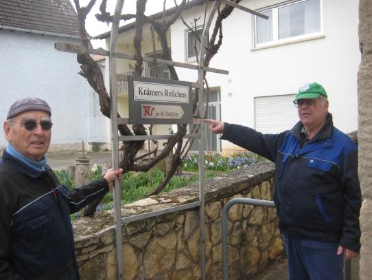 Die neuen Schilder nach der Montage