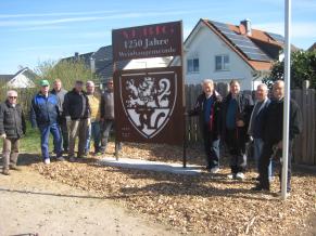 Hackschnitzel wurden um die Cortenstahltafel gelegt