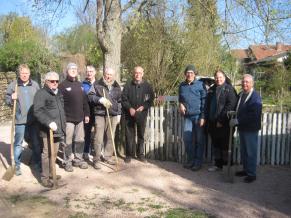 Volontäre neben einem Schild der Reilchenroute
