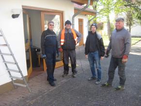 Volontäre bei der Sanierung der Fensterrahmen an der Aussegnungshalle