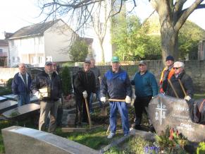 Volontäre bei den Pflegemaßnahmen auf dem Friedhof