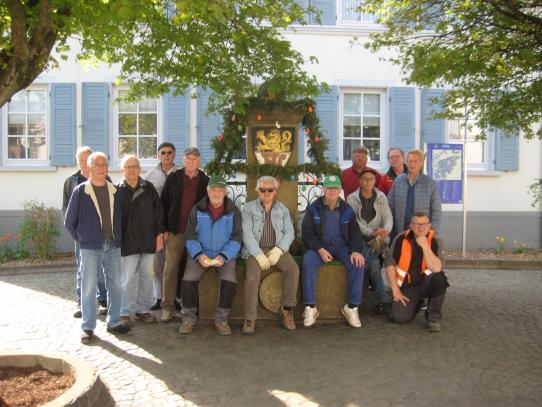 Oster- und Jubiläumsfoto vor dem von den Landfrauen geschmückten Dorfbrunnen an der Weed
