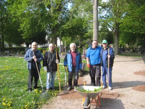 Volontäre kümmern sich um ein gepflegtes Bild des Friedhofes