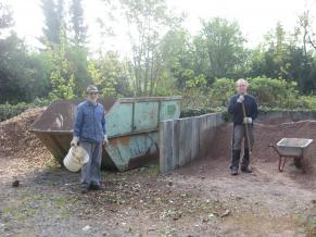 Zwei Volontäre auf dem "Bauhof"