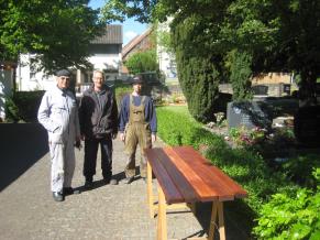 Volontäre sanieren eine Sitzbank