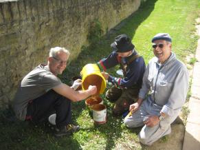 Volontäre demonstrieren auch Nachhaltigkeit im Umgang mit Materialien    