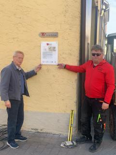 Montage einer Infotafel der Reilchenroute