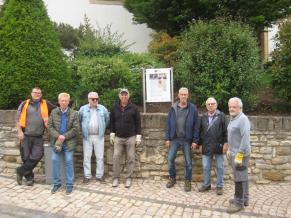 Volontäre vor der fertigen Beschilderung