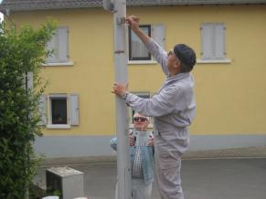 Volontäre bessern den Anstrich aus