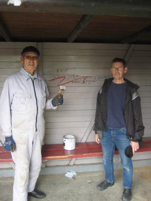 Volontäre bessern den Anstrich aus