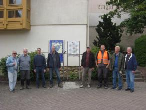 Volontäre vor der fertigen Beschilderung