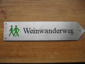Ein Schild des Weinwanderwegs
