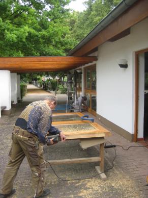 Ein Fensterrahmen wird saniert