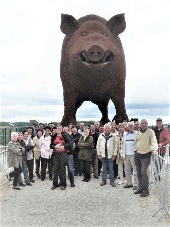 Bewohner der zwei Gemeinden vor dem größten Wildschwein der Welt