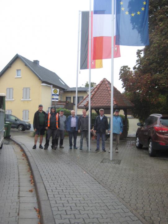 Die Volontäre vor den gehissten Fahnen