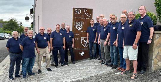 Mitglieder der Volontäre vor dem Denkmal