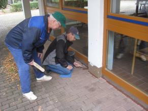 Volontäre bei den Restarbeiten an der Aussegnungshalle