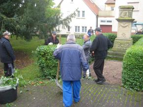 Pflegearbeiten am Ehrenmal