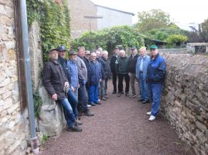 Die Volontäre bei der Ortsbesichtigung