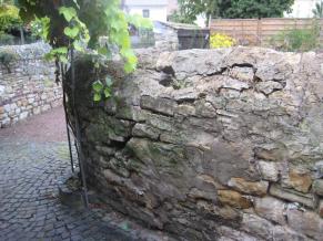 Die zu sanierende Natursteinmauer