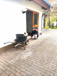 Letzte Pflasterarbeite an der Aussegnungshalle