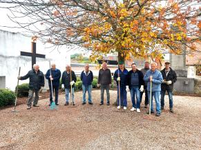 Volontäre bei der Friedhofspflege