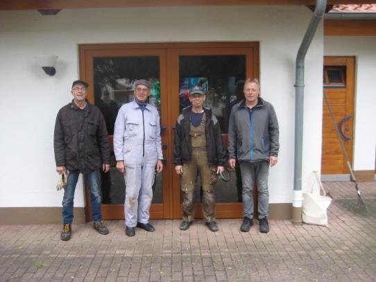 Einige Volontäre vor der Aussegnungshalle