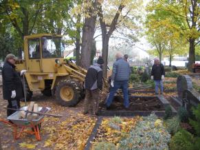 Die Volontäre auf dem Friedhof