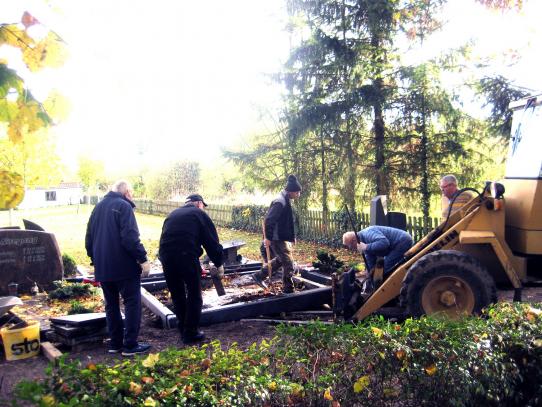 Arbeiten an der Grabanlage