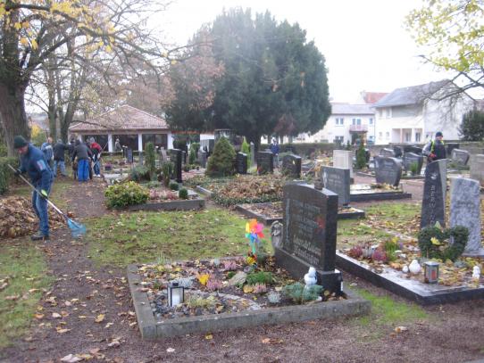 Die Volontäre pflegen den Friedhof