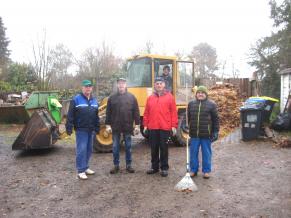 Die Volontäre halten Winterputz auf dem kleinen Bauhof