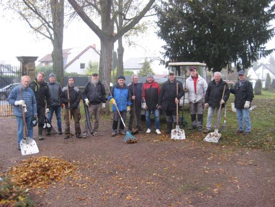 Die Volontäre mit ihrem Arbeitsgerät