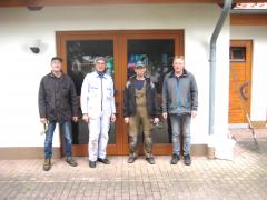 Vier Volontäre für der Tür der Aussegnungshalle