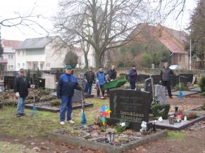 Arbeitseinsatz auf dem Friedhof