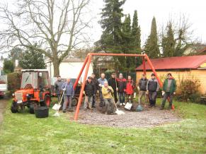Arbeitseinsatz auf dem Spielplatz