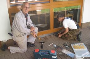 An den Fenstern der Aussegnungshalle wird ein Spritzschutz angebracht, um Schäden an den Holzrahmen zu verhindern